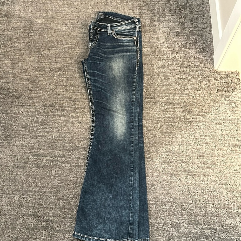 Silver jeans, dark wash, low rise fit.  Waist 32, length 31.